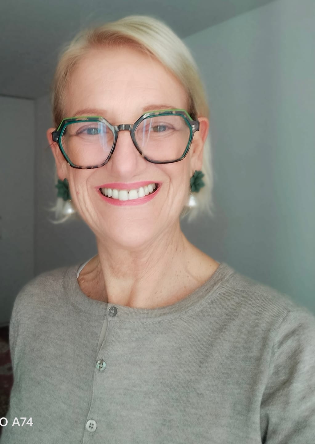 Customer photo review of Orecchini Giglio Verde Militare con perla a goccia