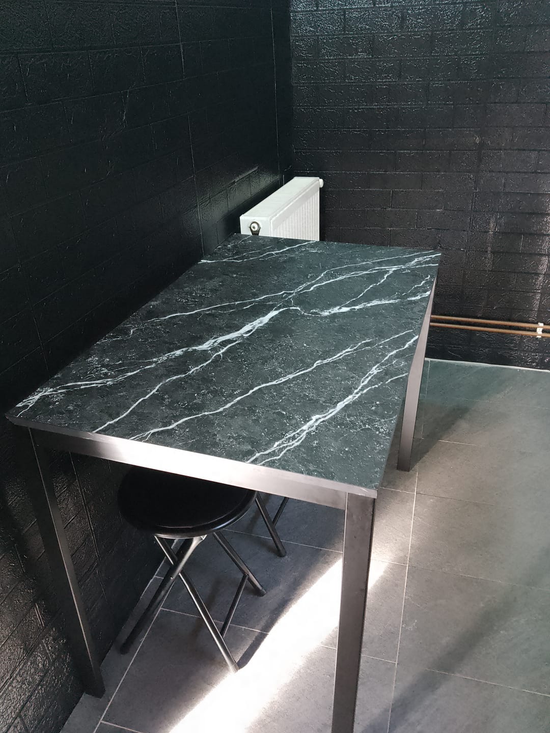 Customer photo review of Masa MARIO, negru cu efect de marmura, 100x60x75 cm