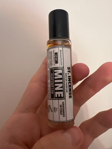 Recensore tiene in mano la piccola boccetta di profumo ST INCENSE.