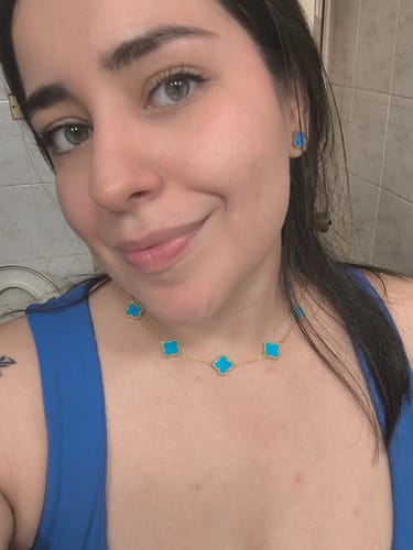 Customer photo review of Aretes Trebol Colores