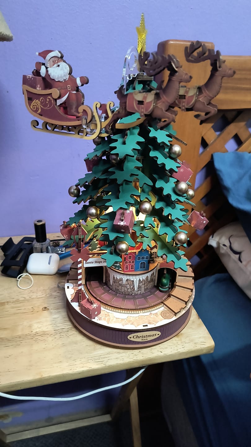 Customer photo review of Rolife Music Dreamer - Miniatura Armable Christmas Melody Tree Árbol de Navidad Musical