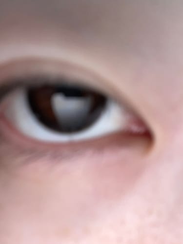 クローズアップ：レビュアーが「Blurred Kristin - ブラック」を装着した、ぼやけて見える目。