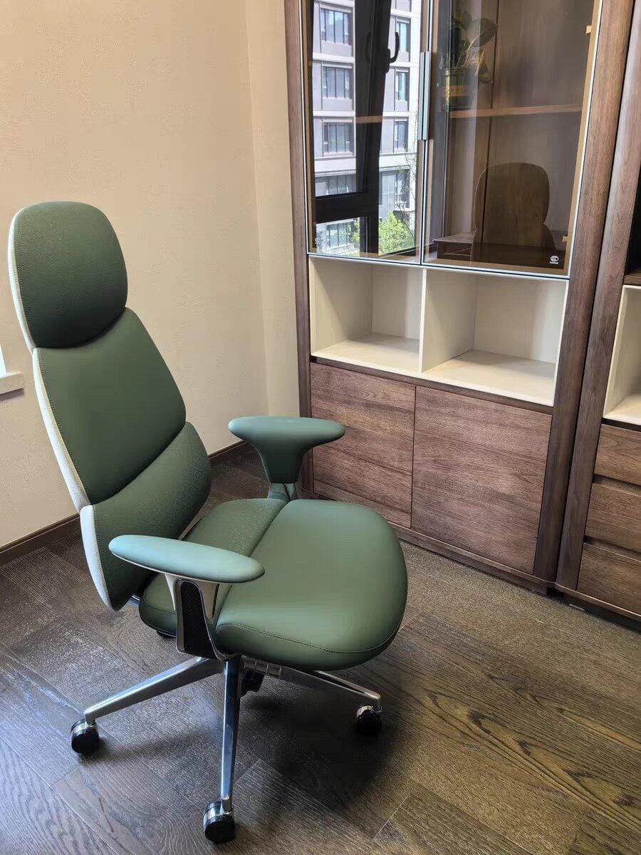 Customer photo review of Nyla Executive Leather Office Chair
