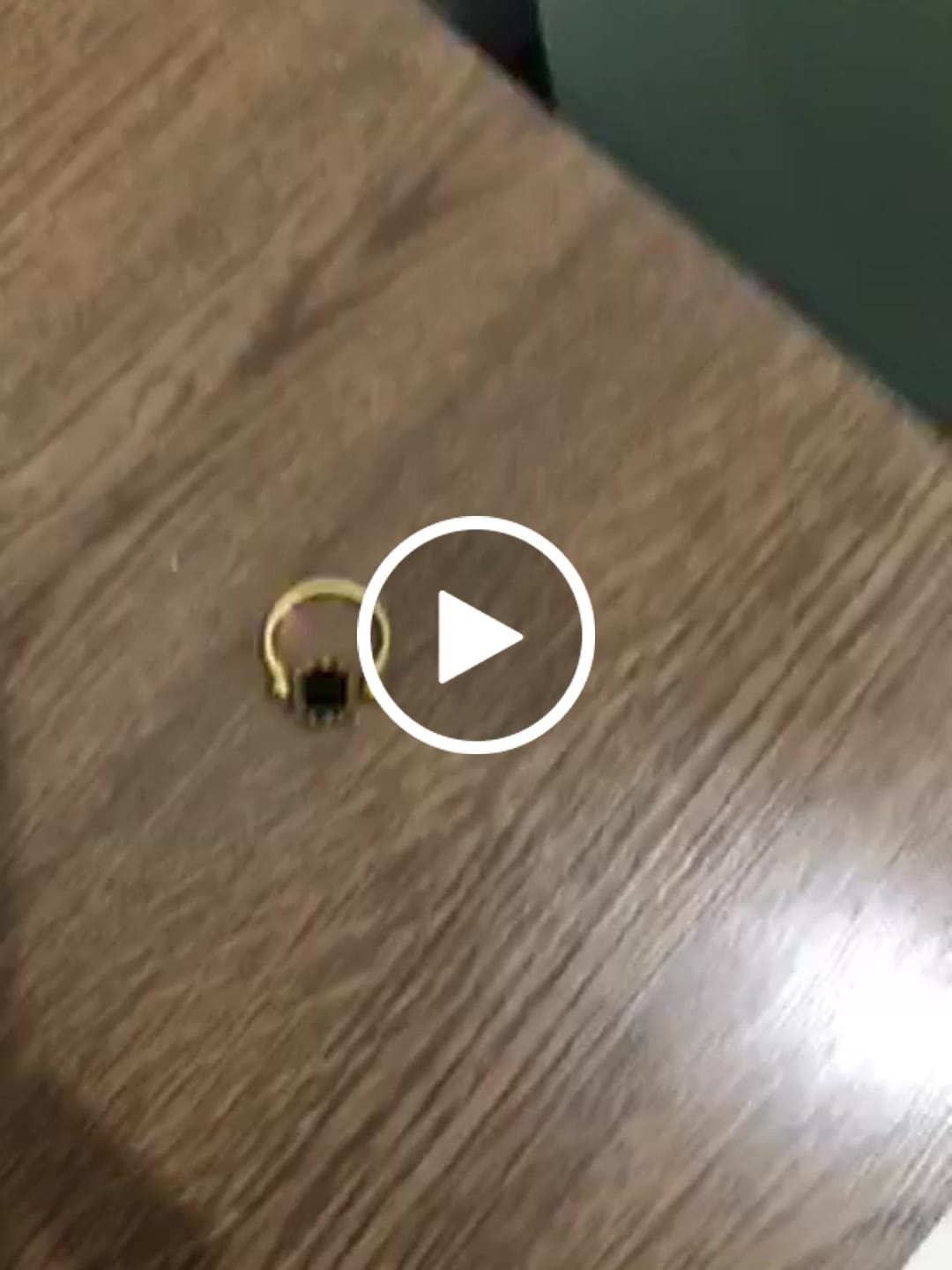 Customer video review of Anel Square Charm Giratório Banhado em Ouro 18k
