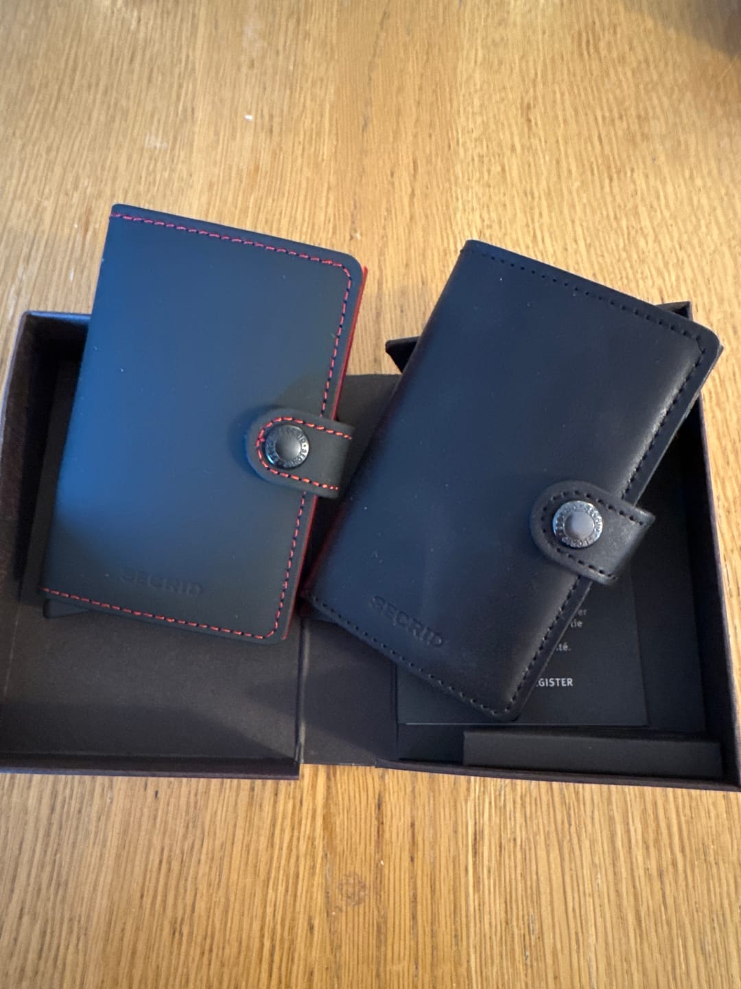 Customer photo review of Miniwallet MM Matt Black & Red