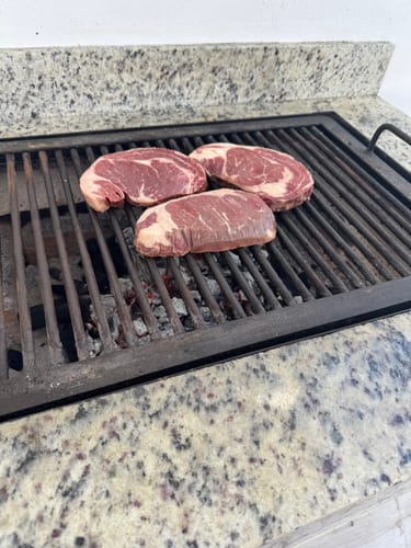 Reseña con foto de un cliente sobre Rib Eye Steak