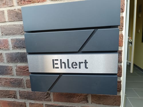 Customer photo review of AlbersDesign Briefkasten B17 Anthrazit (RAL7016) personalisiert mit Edelstahl-Schild