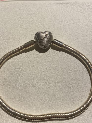 Customer photo review of Pulsera Corazón "Amor Rosa"