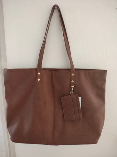 Reseña con foto de un cliente sobre Cartera Tote Mate Tarjetero