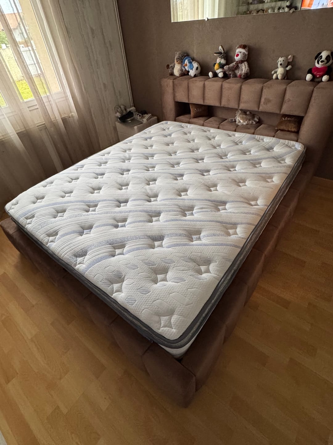 Customer photo review of Lit coffre rembourré avec LED  - JULIETTE
