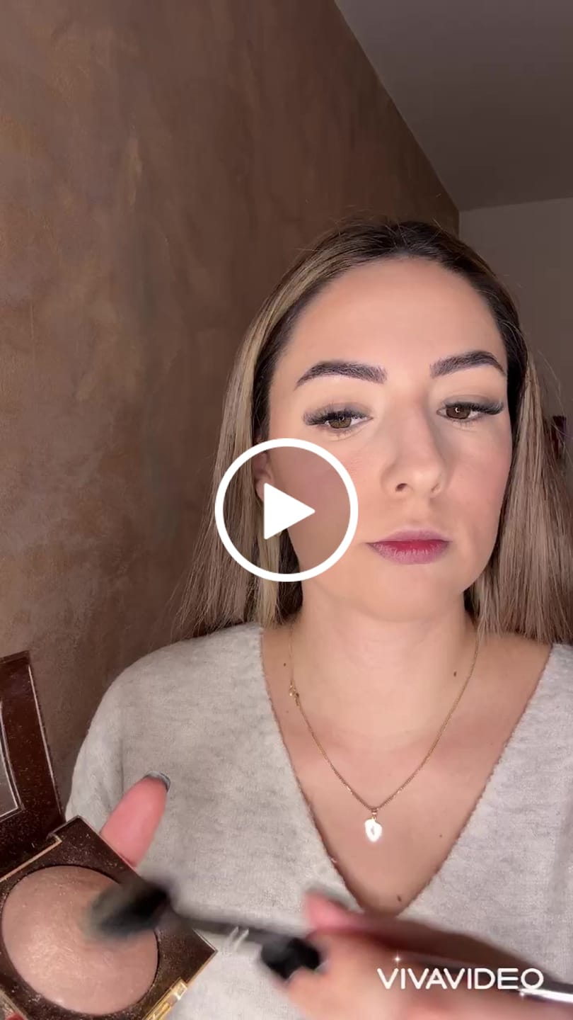Customer video review of Iluminator pudra cu textura ultrafina