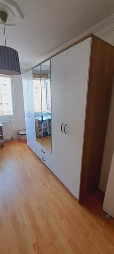 Customer photo review of Rani BA130 Geniş Gardırop Elbise Dolabı Aynalı Kapaklı 2 Çekmeceli 5 Raflı 3 Askılı Sepet Ceviz - Beyaz