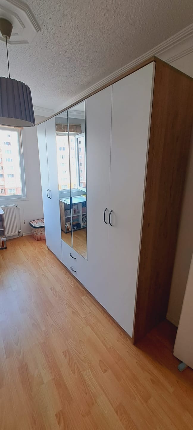 Customer photo review of Rani BA130 Geniş Gardırop Elbise Dolabı Aynalı Kapaklı 2 Çekmeceli 5 Raflı 3 Askılı Sepet Ceviz - Beyaz