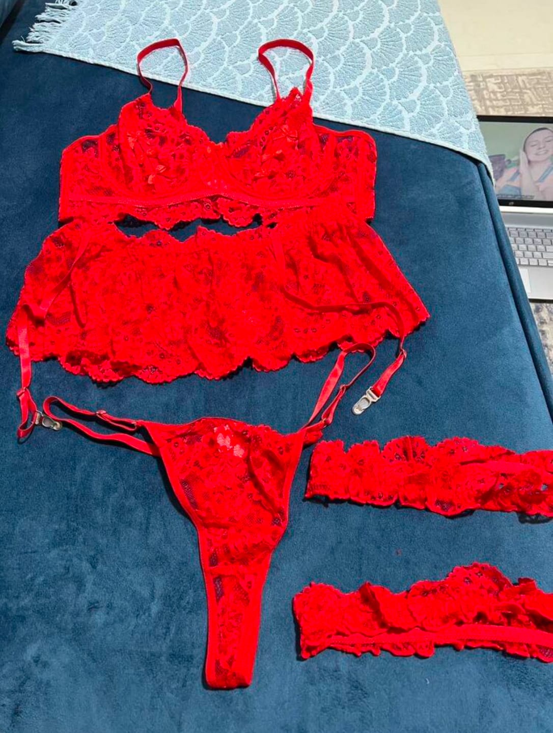 Customer photo review of Esmeralda Conjunto de lencería Rojo 5 Piezas
