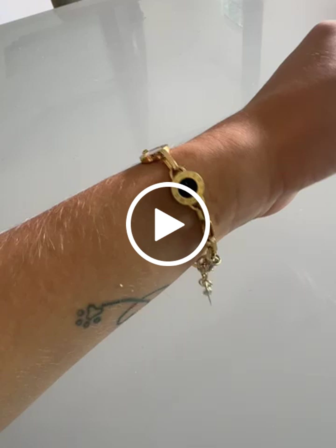 Customer video review of Bracelete Ônix Milão Banhado em Ouro 18k