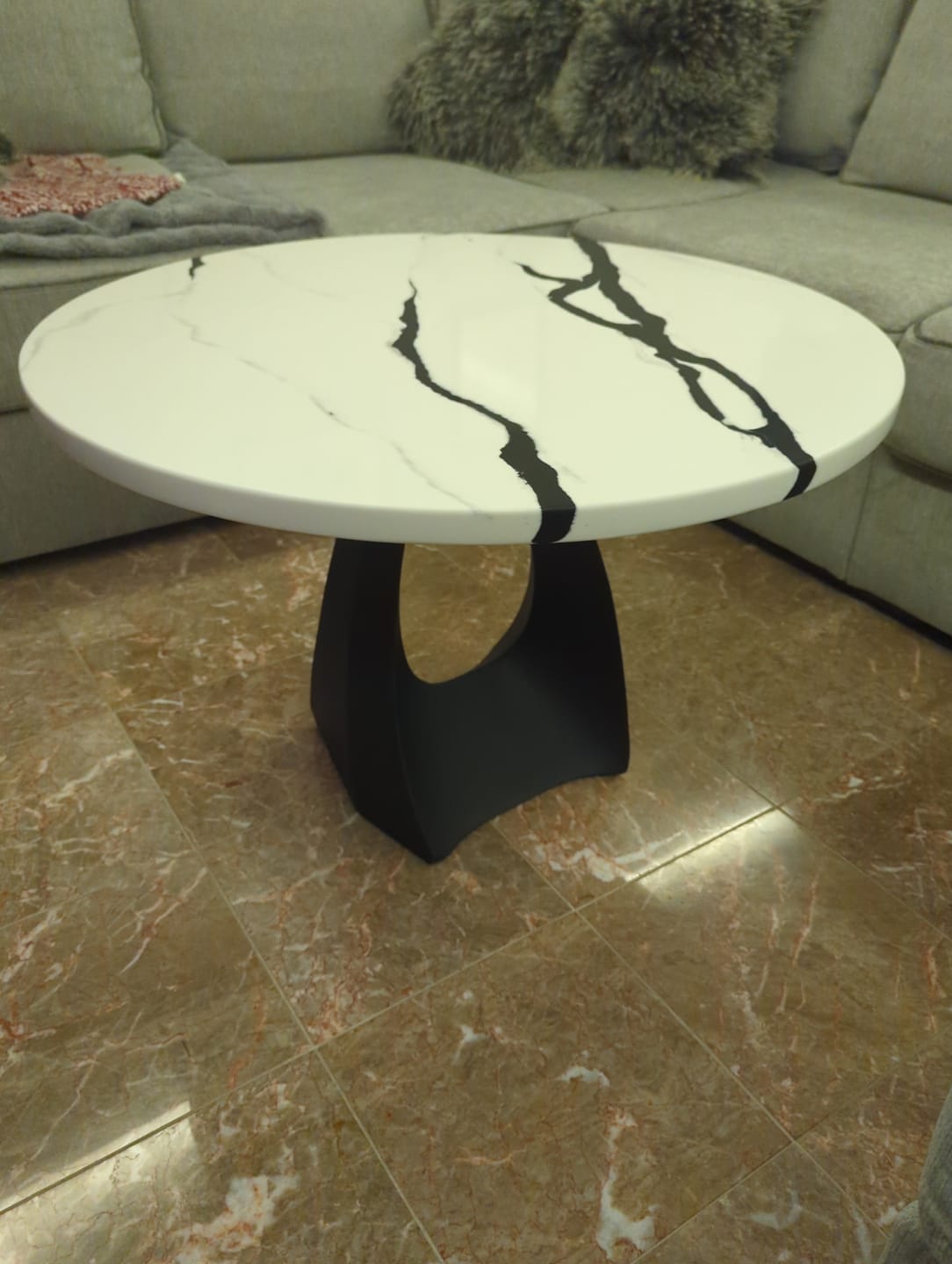 Customer photo review of End Table Legs 220 Tulipe 20H for Modern Round Tabletop