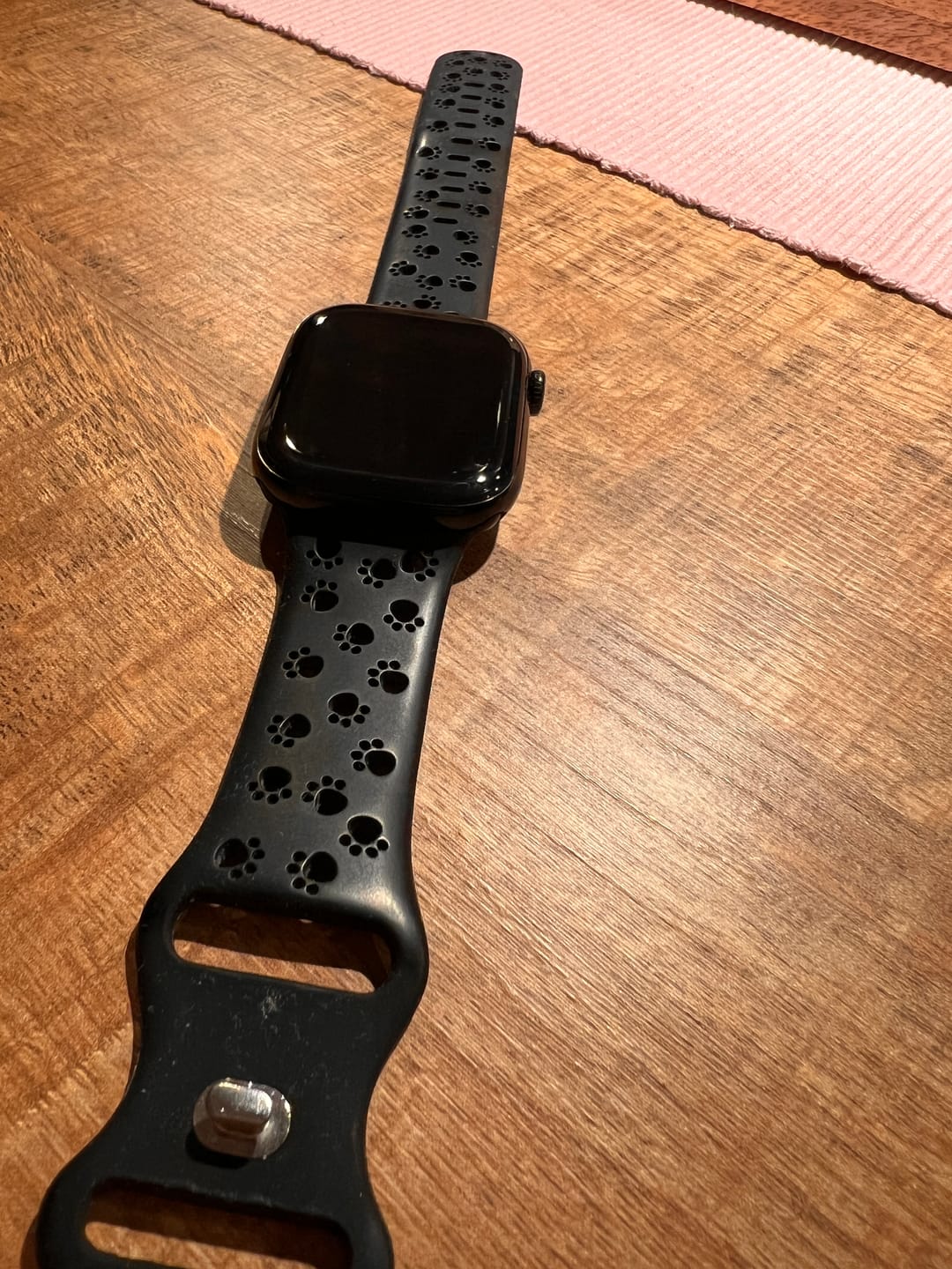 Customer photo review of Apple Watch Silikonband "Pfoten"