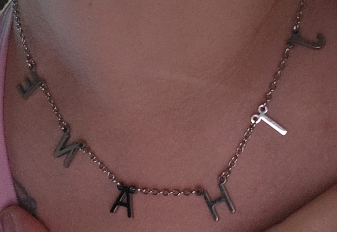 Customer photo review of Collier Choker Initiales Lettres Suspendues