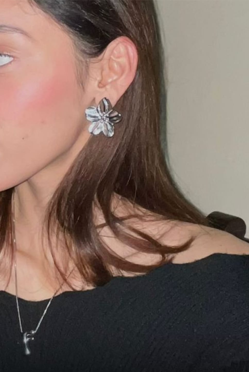 Customer photo review of Collar Inicial Bubble Plateado