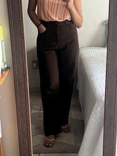 Astrid C. review of Calça Jeans Reta Araçá Marrom Escuro image 1 out of 1