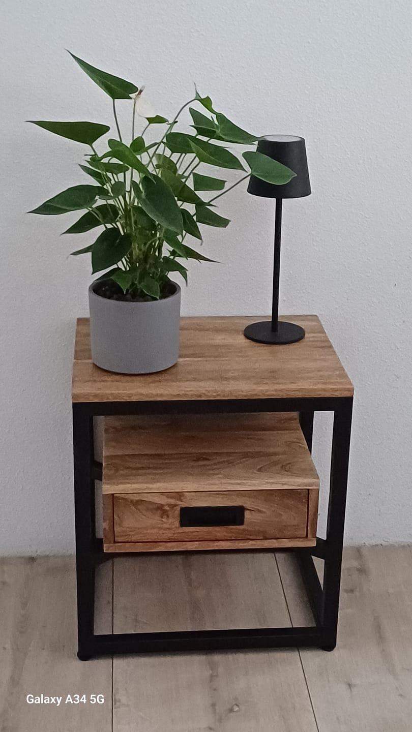 Customer photo review of Bijzettafel / Nachtkastje Industrieel Design | Mangohout en Staal | 45x35x50