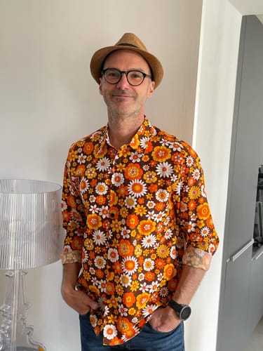 Customer photo review of Chemise à manches longues boutonnée à motif floral vintage pour homme, thème disco des années 70