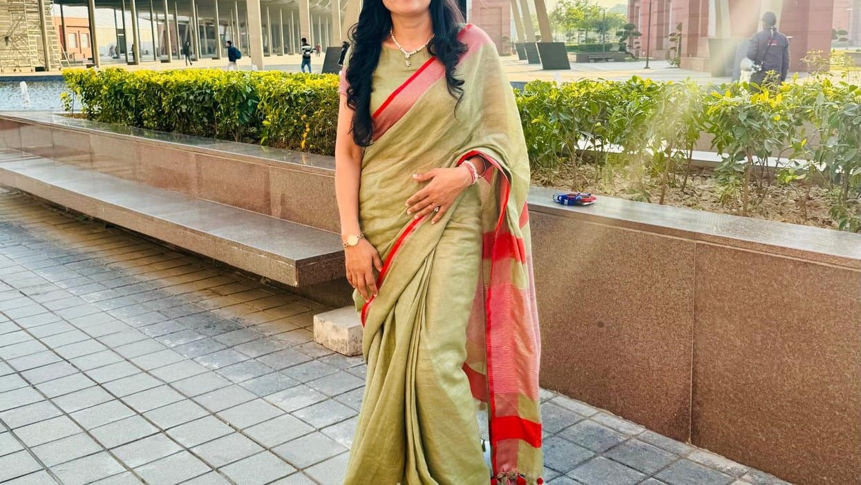 Customer photo review of Handwoven Pure Linen Saree