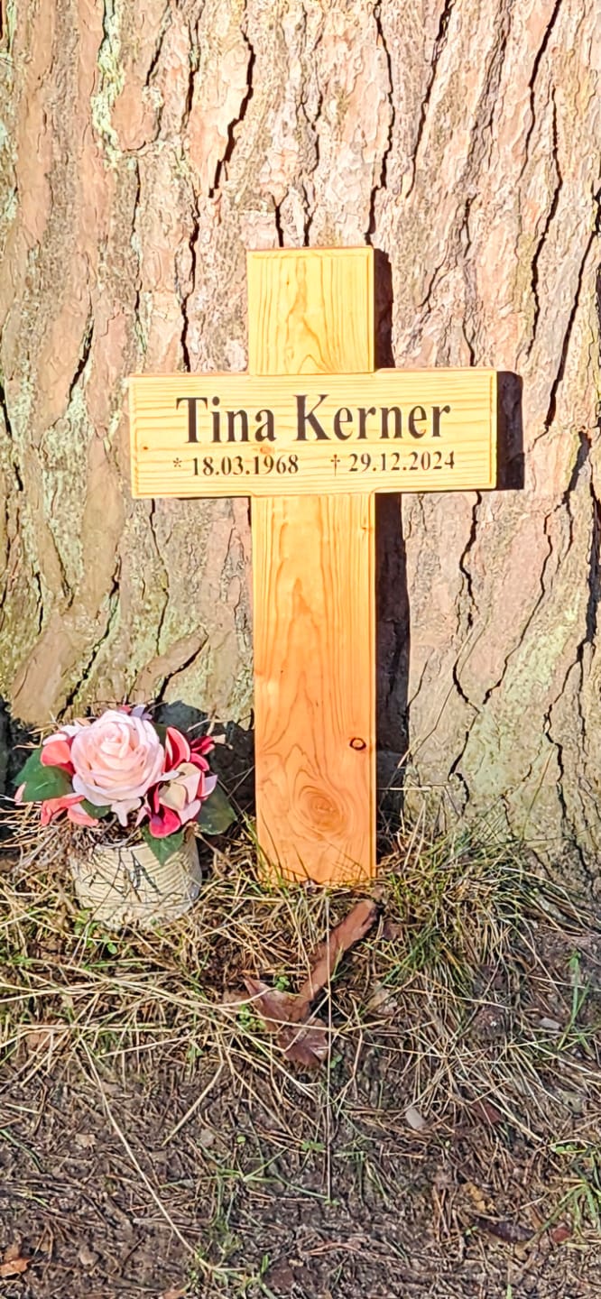 Customer photo review of Kleines Grabkreuz aus Holz mit Namen (eckig)