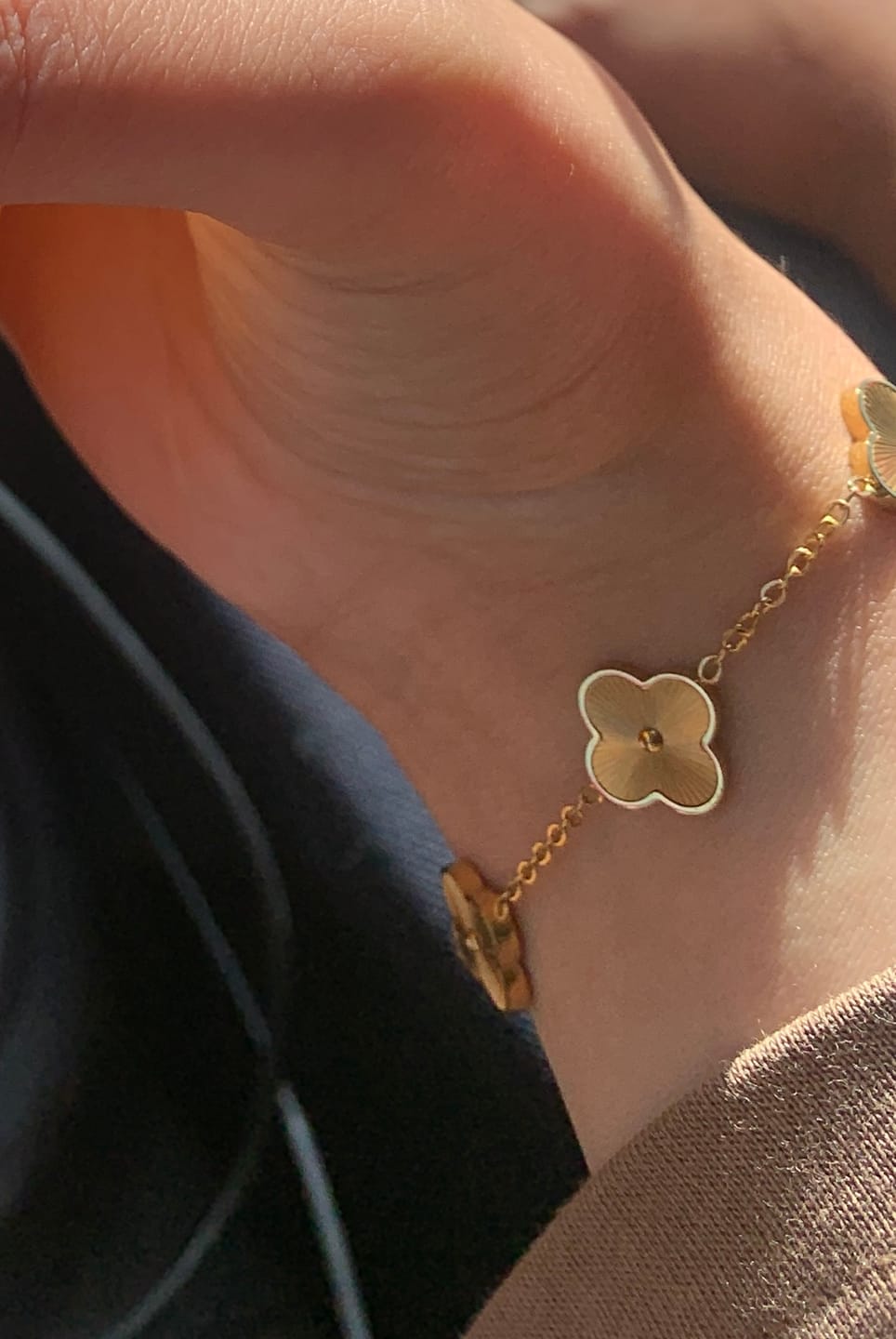 Customer photo review of Shine Clover Armband | 18K vergoldet