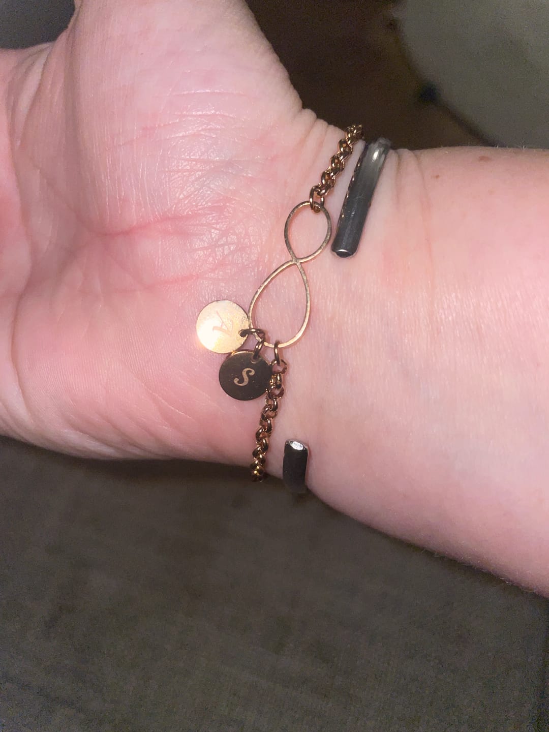 Customer photo review of Bracelet Infini Avec Initiales Charms Personnalisé