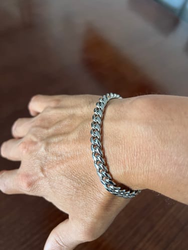 Reseña con foto de un cliente sobre Pulsera Cuban 8mm