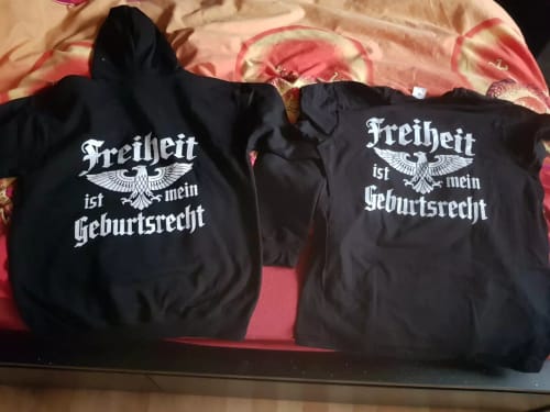 Customer photo review of Freiheit ist mein Geburtsrecht - T-Shirt (Rückendruck)