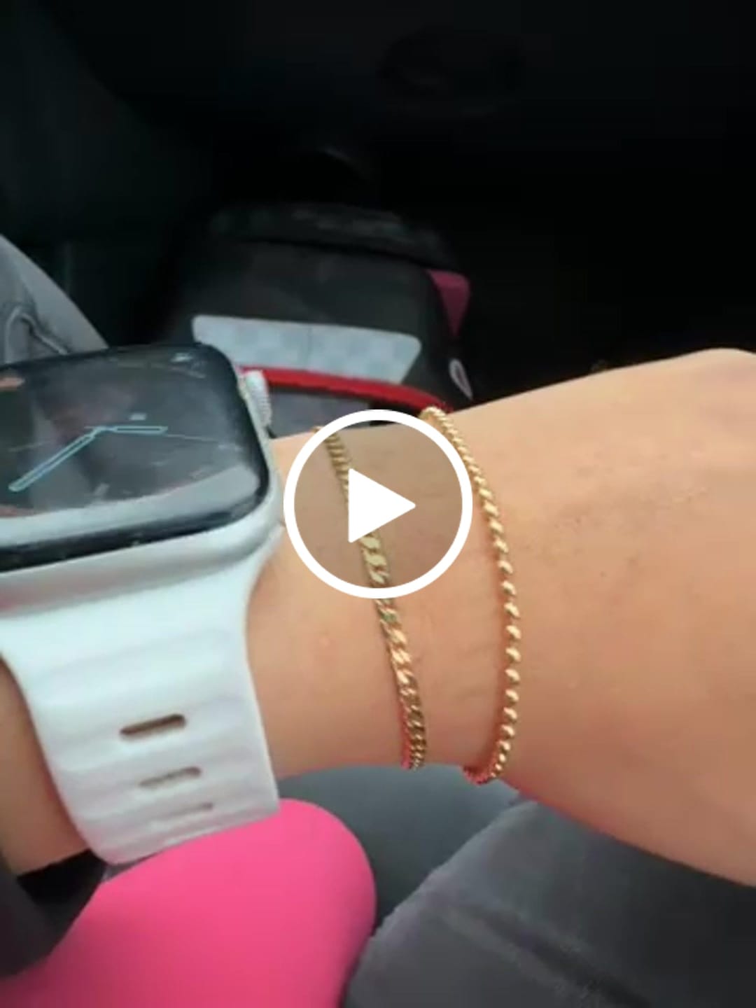 Customer video review of Pulsera Eslabón plano en Oro laminado 18k