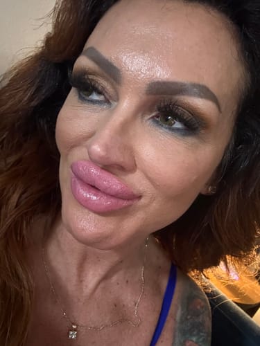 Customer photo review of Lipstick Farrah - Limited Edition