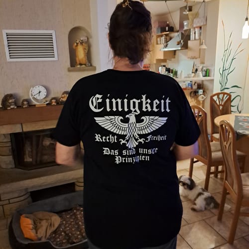 Customer photo review of Einigkeit, Recht & Freiheit - T-Shirt Rückendruck