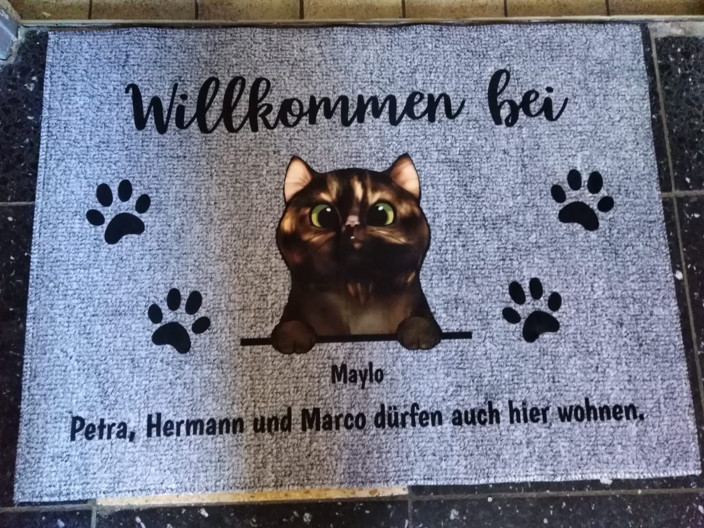 Customer photo review of Willkommen bei neugierigen Katzen - Individuelle Fußmatte