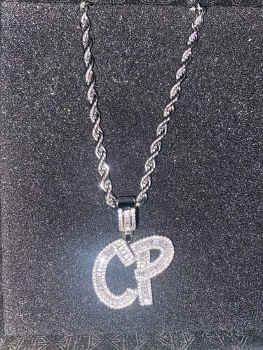 Customer photo review of PERSONNALISE TON PENDENTIF BAGUETTE ICY AVEC COLLIER