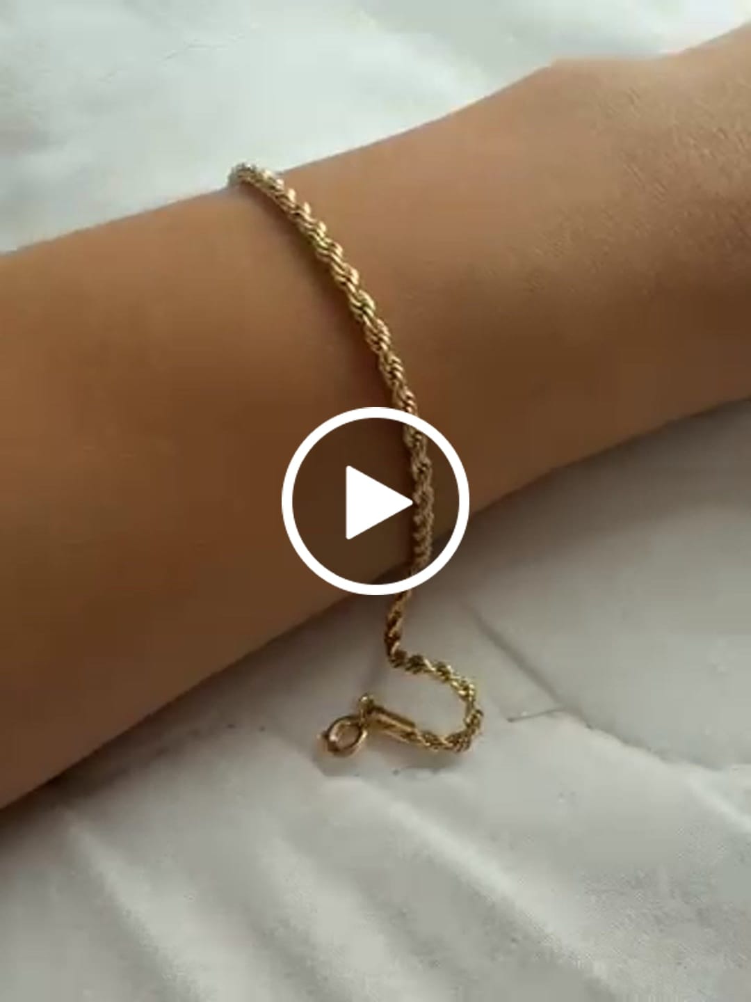 Customer video review of Pulsera Lazo en Oro laminado 18k