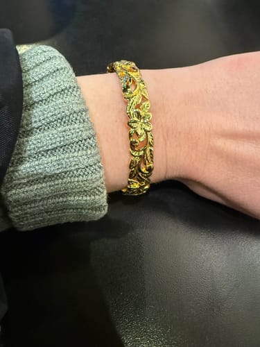 Customer photo review of Alaka'i Heirloom Cutout bangle