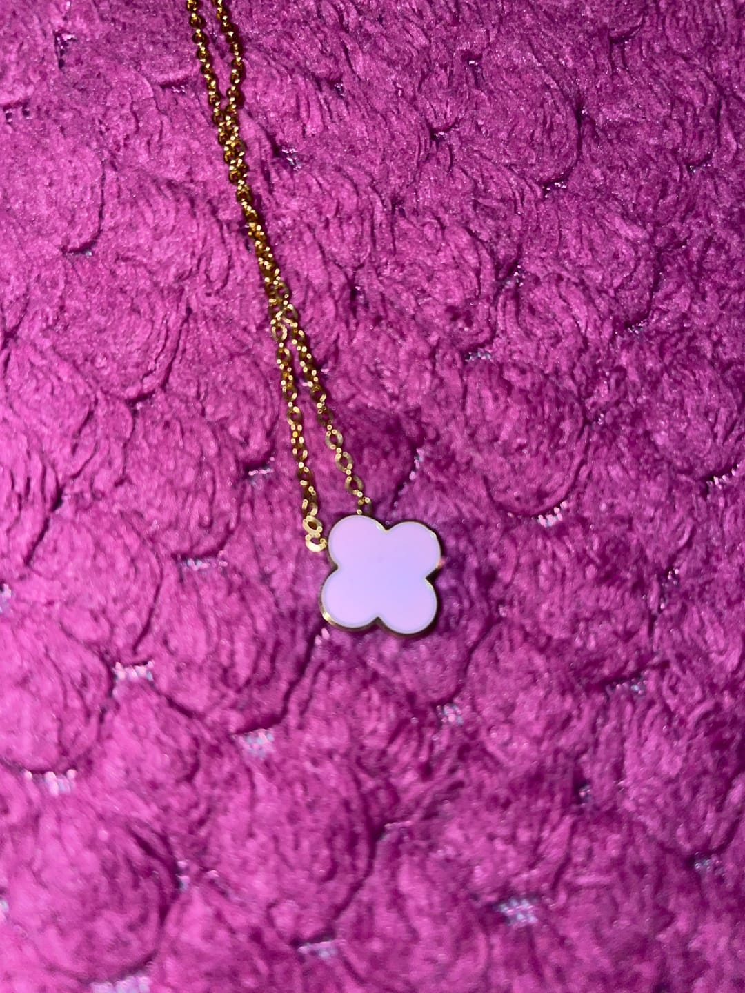 Customer photo review of Pink Clover Kette | 18K vergoldet