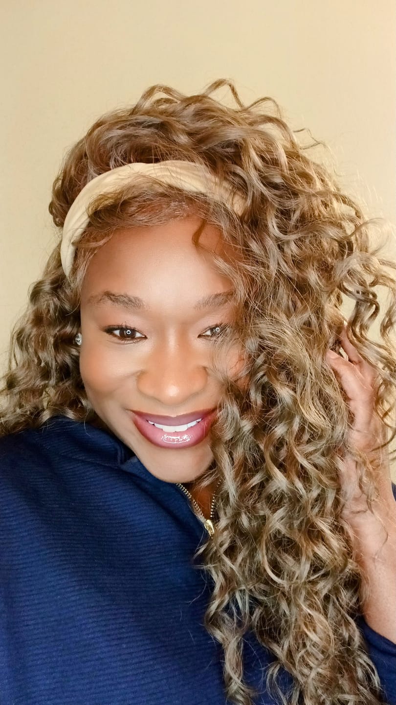 Customer photo review of Outre Perfect Hairline True Frontal Glueless Fully Hand-Tied 13x6 Pre-Shaped HD Lace Front Wig - PEAK 703