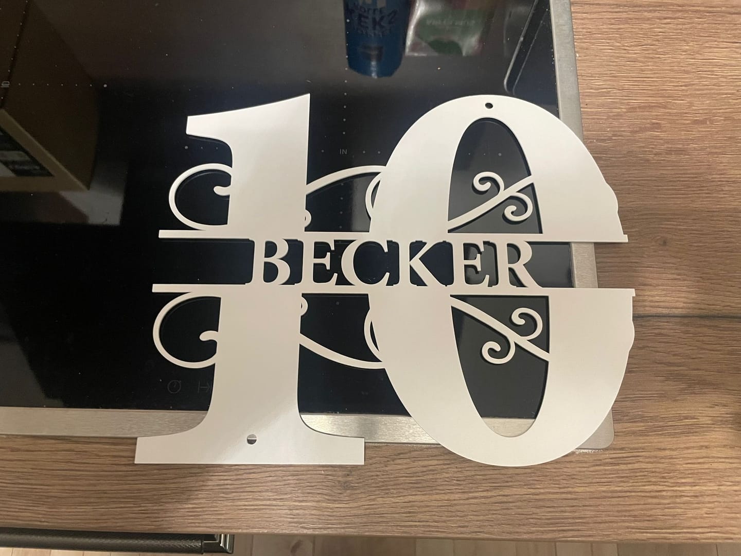 Customer photo review of Hausnummer-Türschild Ornamental Style mit Familiennamen (personalisierbar)