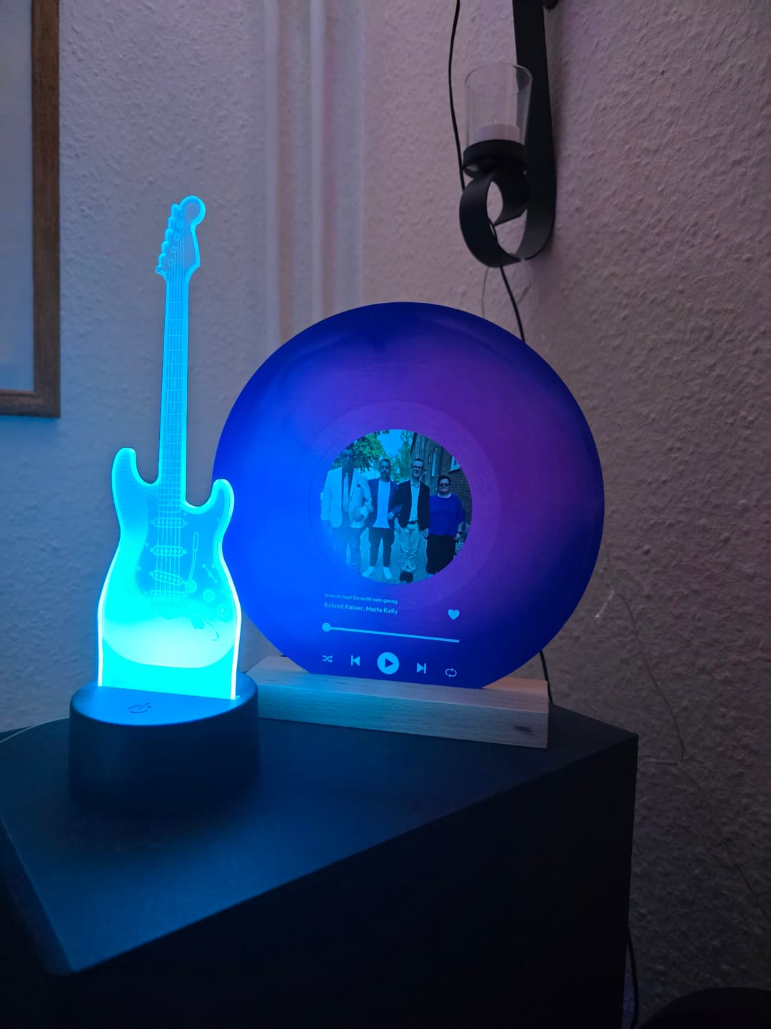 Customer photo review of Unser Song - Personalisierte Acryl-Schallplatte mit Songtitel und Foto mit Holzaufsteller