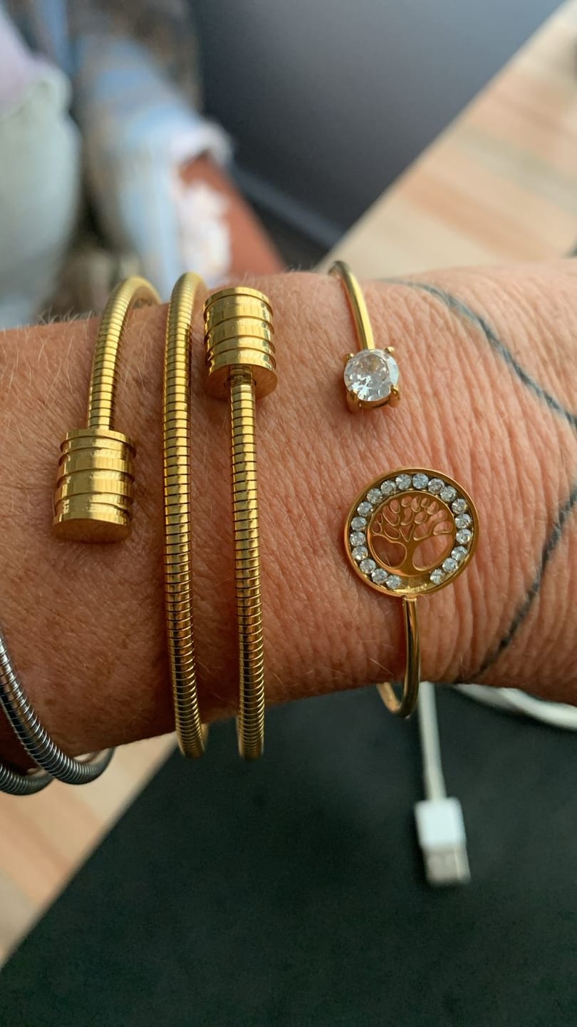 Customer photo review of Bracelete Espiral Tríplice Banhada em Ouro 18K