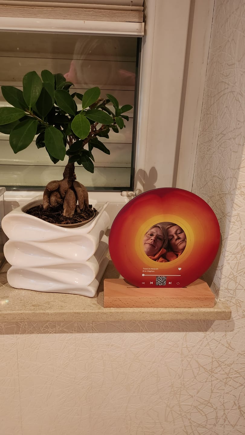 Customer photo review of Unser Song - Personalisierte Acryl-Schallplatte mit Songtitel und Foto mit Holzaufsteller