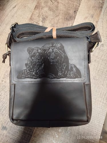 Customer photo review of Шкіряна сумка на плече для чоловіка з гравіруванням "Левина сім'я"