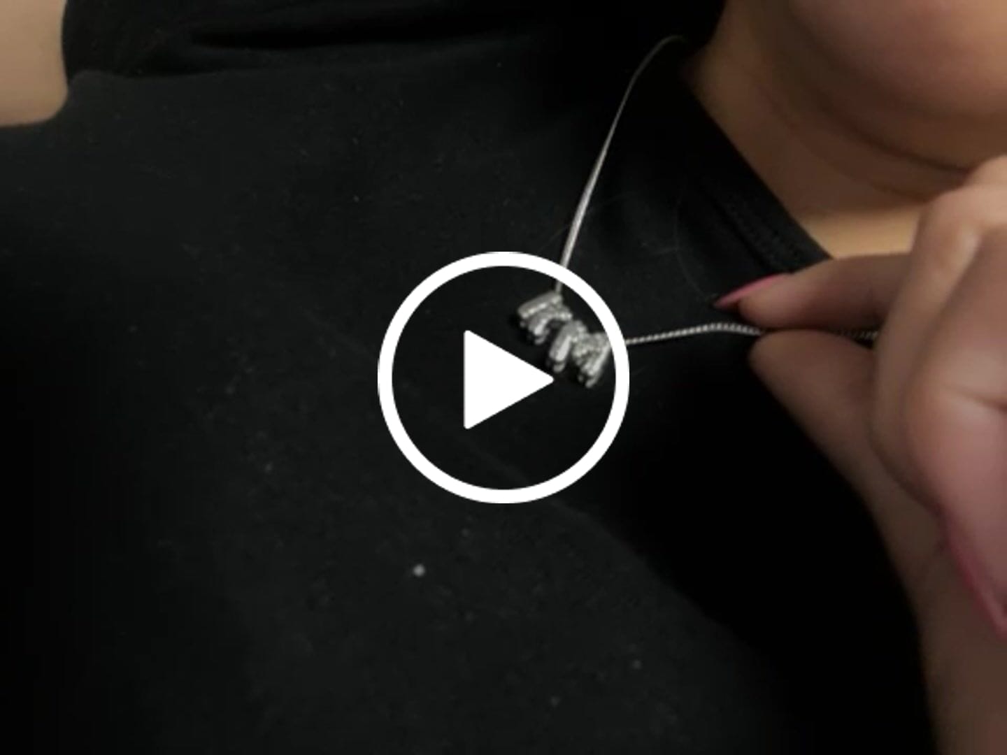 Customer video review of Collar Plateado Inicial Mini Bubble Zirconias