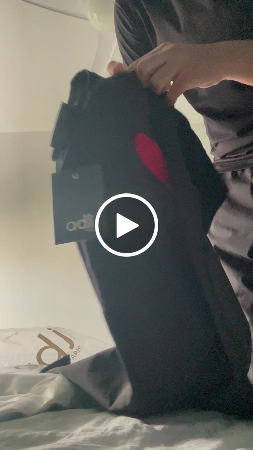Customer video review of HOODIE "PARIS ICONIC" - BLANC