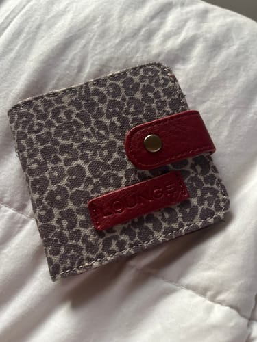 Reseña con foto de un cliente sobre Billetera Animal Print