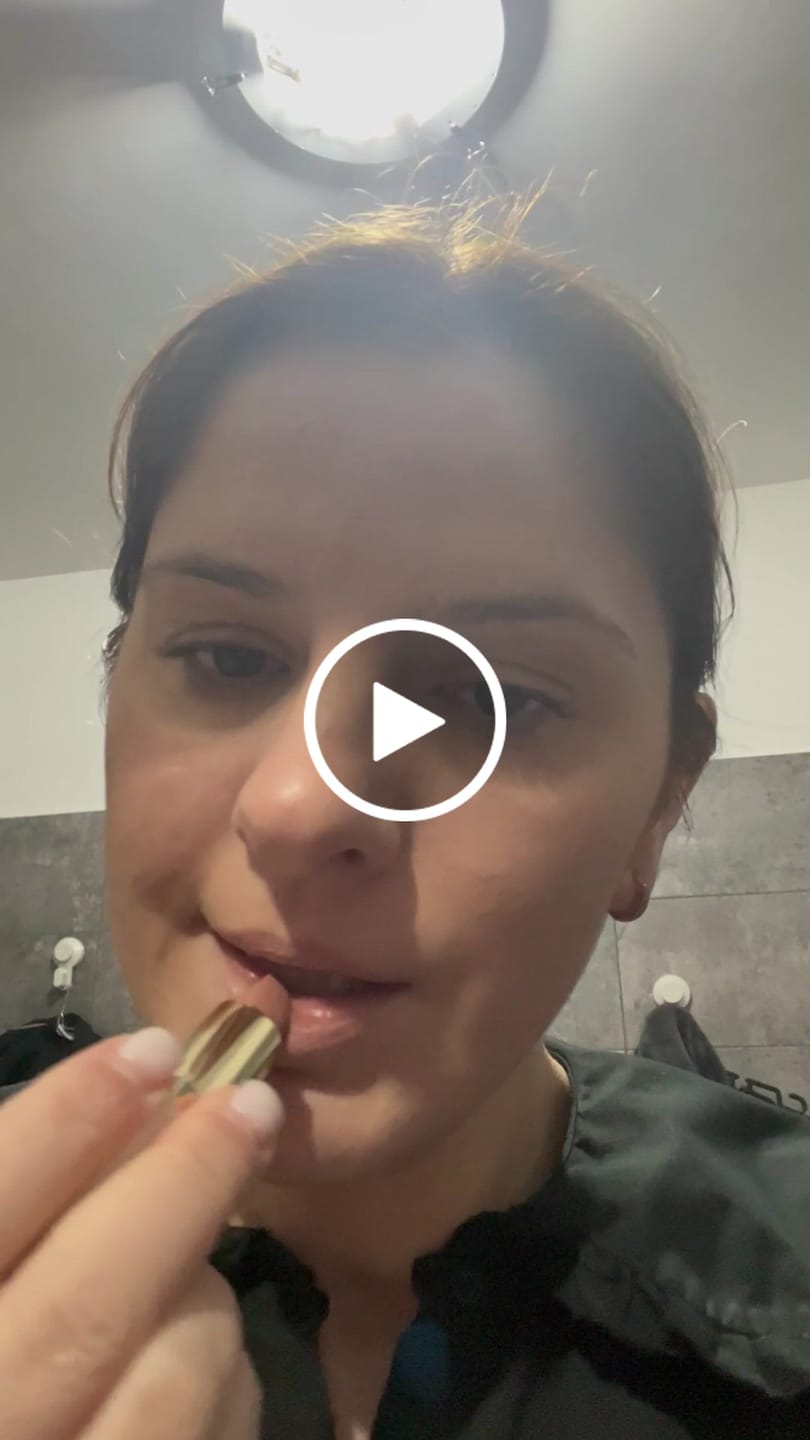 Customer video review of Ruj mat cu textura confortabila